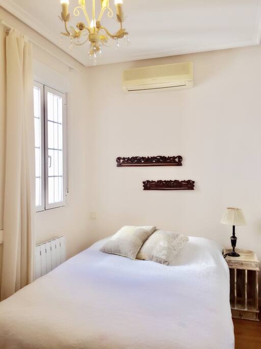 Bedroom with 1 queen bed