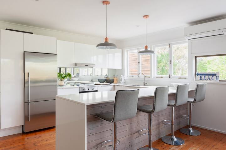 Pittwater View – Coastal Beach house with spa gallery image 5