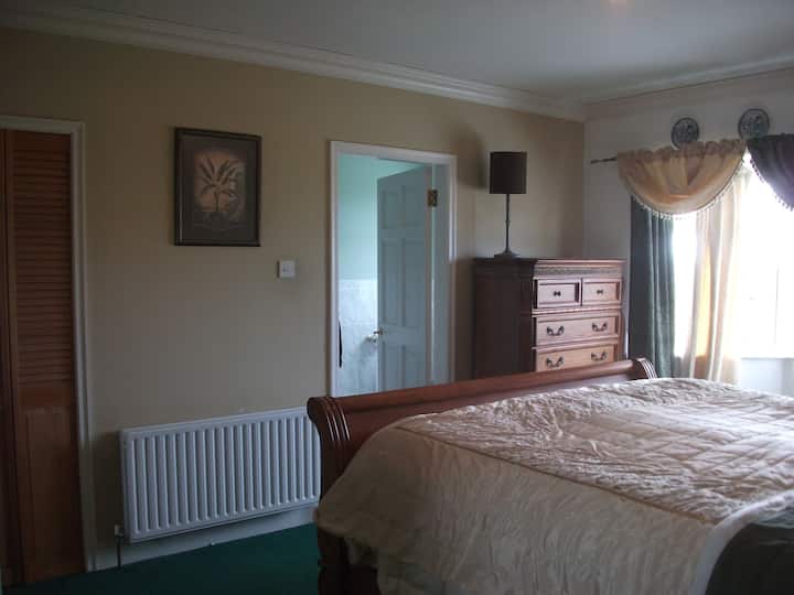 Dormitorio principal con baño privado.