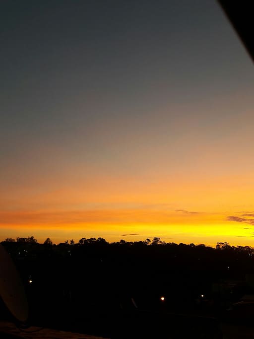 por do sol. vista da rua.