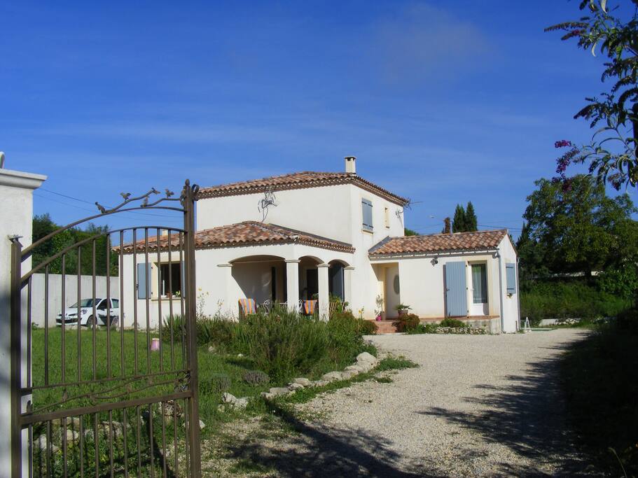 la maison, depuis l'entrée.