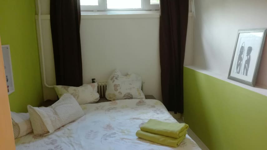 Cosy room close to the Metro, 1 station to centrum