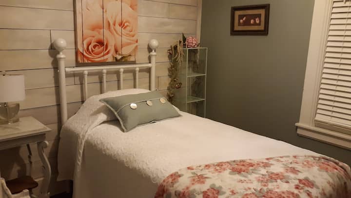 חדר הוורדים, למטה מחוץ לסלון.