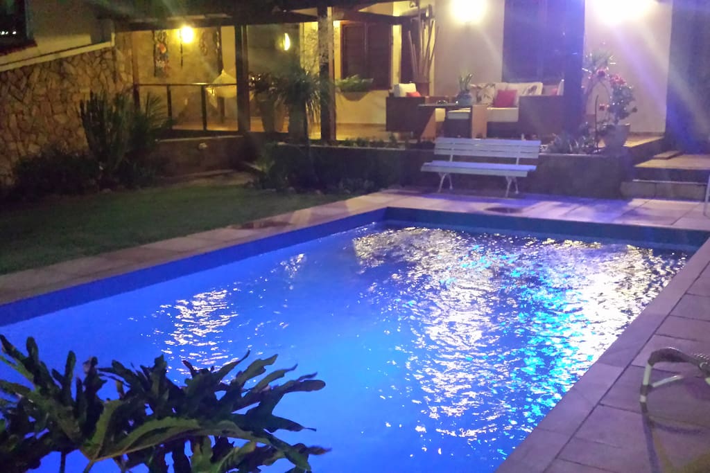 Piscina e varanda à noite