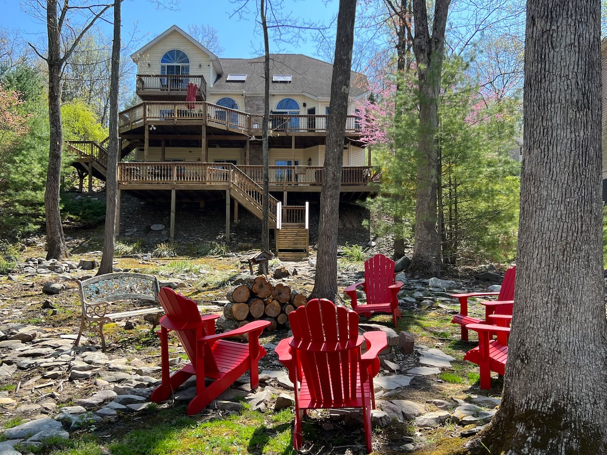 Lakefront mansion at the heart of Summit Lakeside