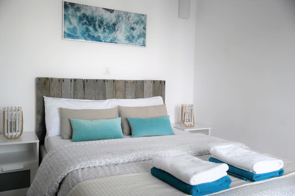 Bedroom with double bed with fresh bed linen