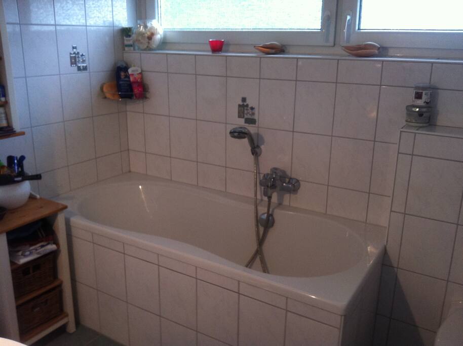 Bad mit Dusche und WC