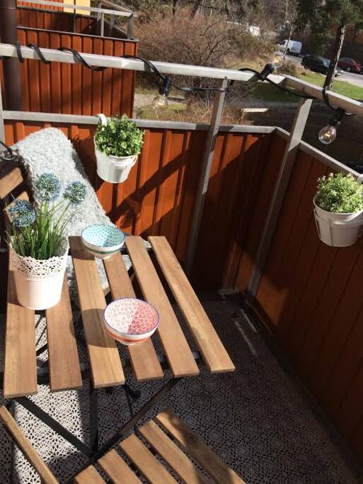 Enjoy a nice breakfast on the sunny balcony!