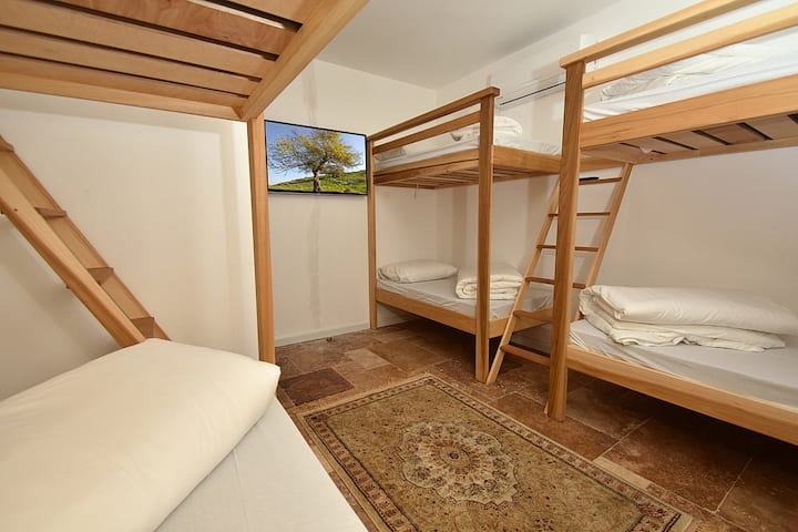 Una habitación para niños mimada para una reunión familiar de vacaciones
La habitación tiene 3 literas en total 6 camas individuales.
Televisión y sistema multimedia