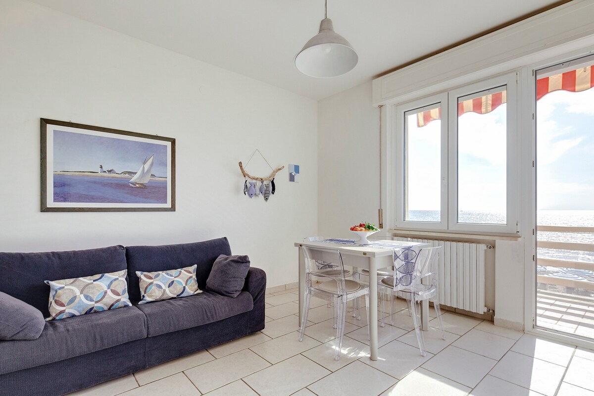 ห้องนั่งเล่นที่มีเตียงโซฟาและโต๊ะยืดได้