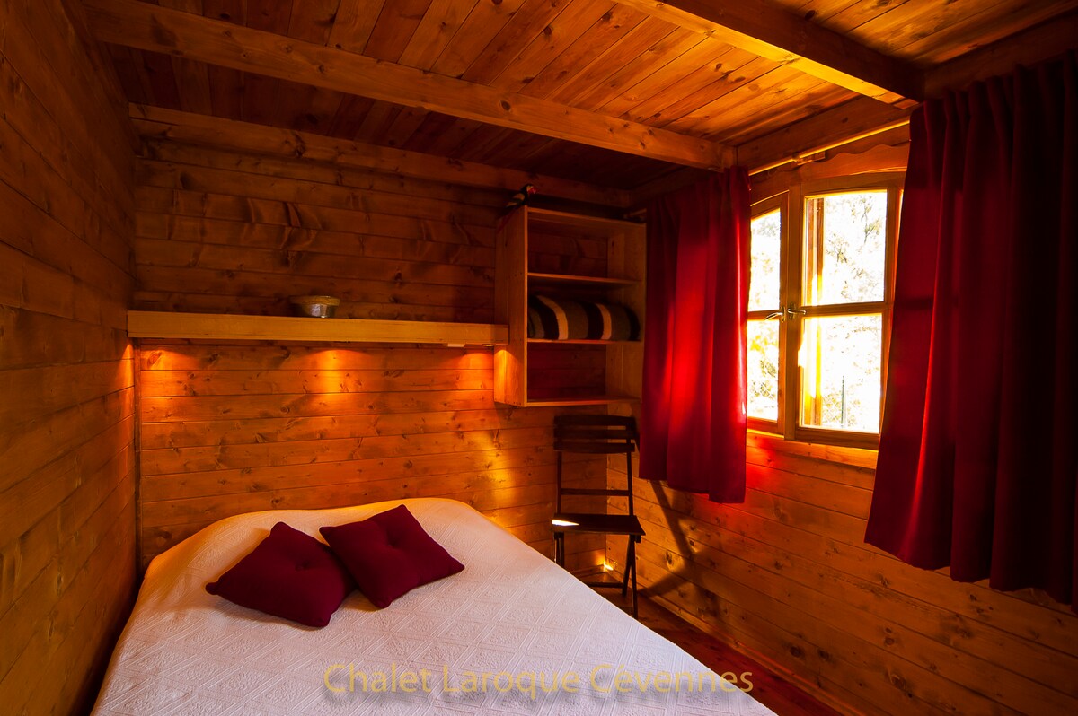 Habitación con cama de matrimonio