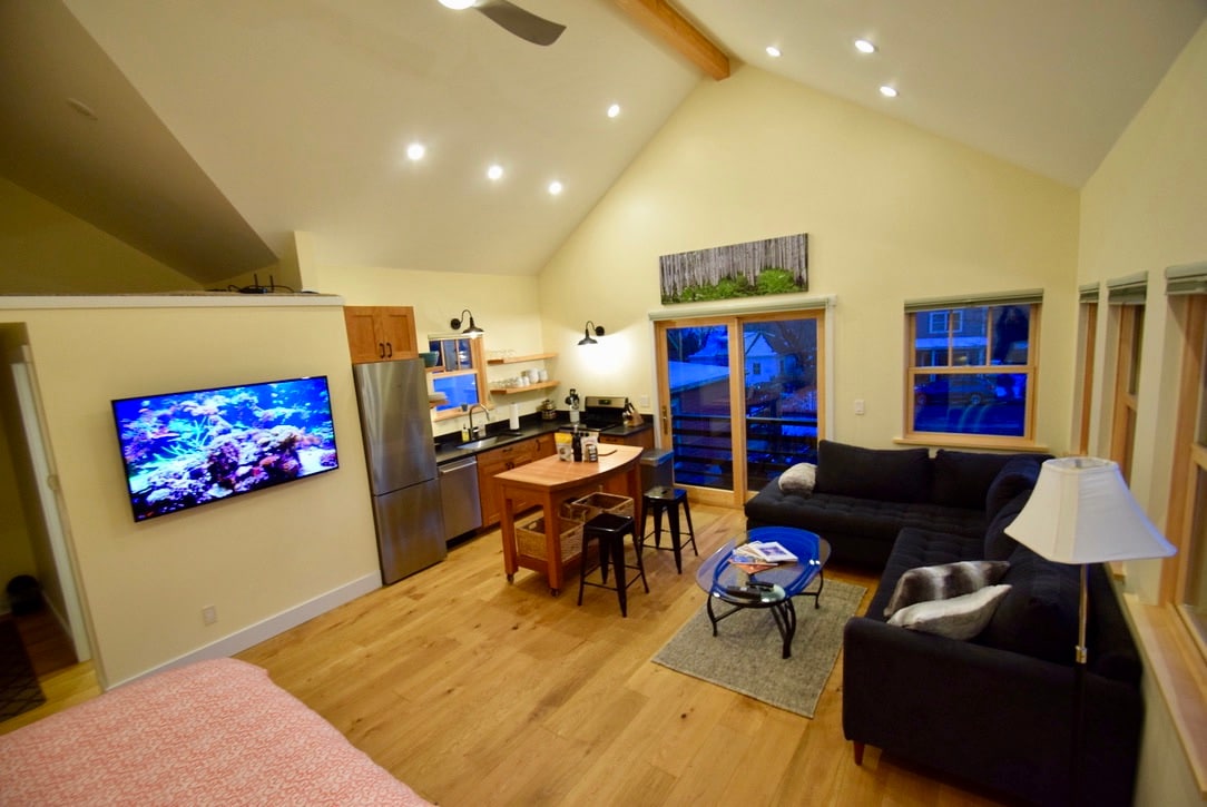 Озрачена подна топлина низ целата гостинска куќа. Одржувајте ги нозете удобни!