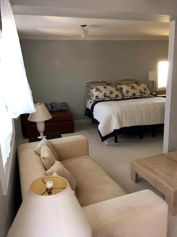 Დაახლოებით 4 ადამიანისთვის კომფორტული დასაჯდომი ადგილია, გარდა დიდი ზომის საწოლისა. 