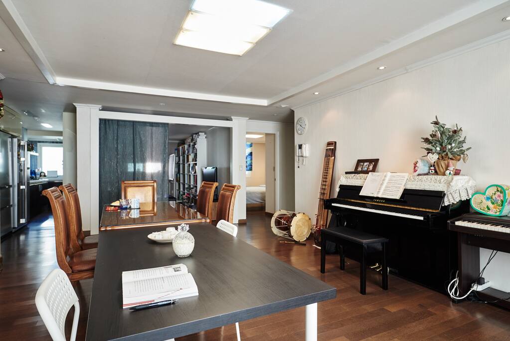 Dining & livingroom You can play instruments, read books, enjoy the view of Han-river, and so on.