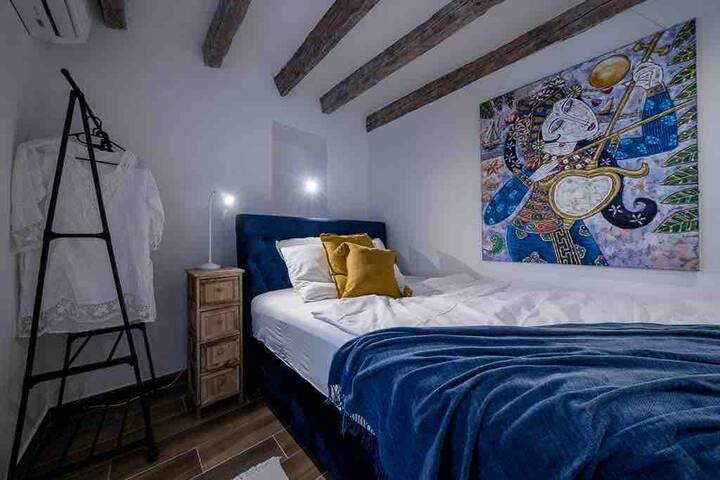 Spavaća soba s krevetom 150x200, klima uređaj