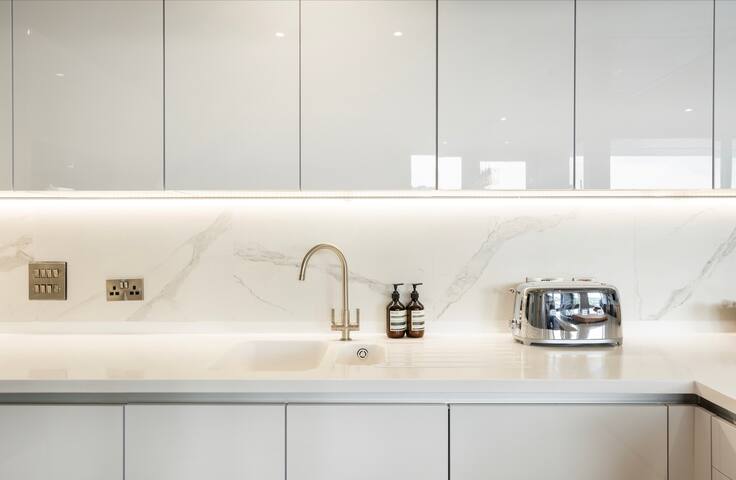 Beautiful waterfront penthouse gallery image 3