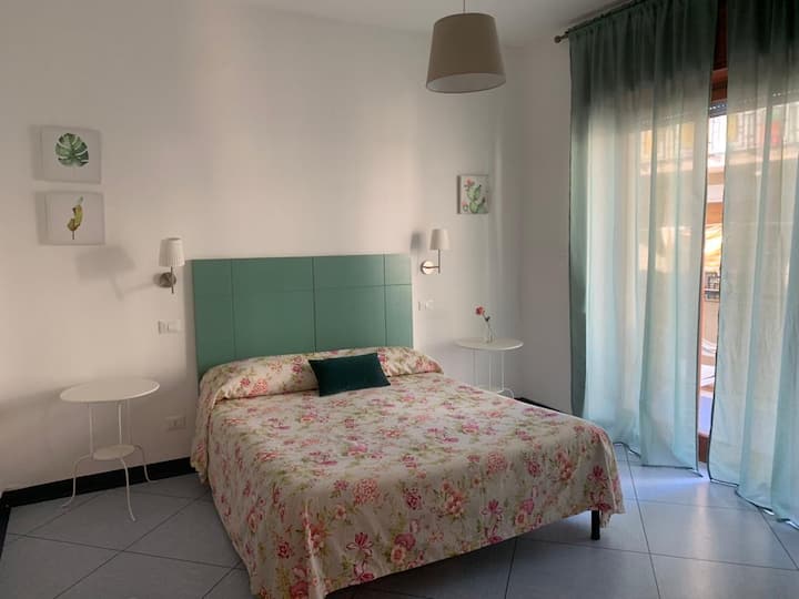 Erstes Schlafzimmer: Queensize-Doppelbett. Ausgestattet mit Kleiderschrank, Balkon und Badezimmereingang.