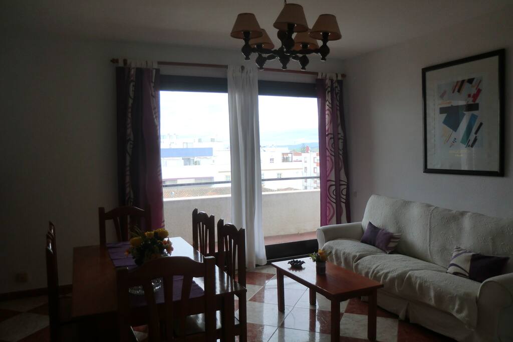 Salón y salida al balcón