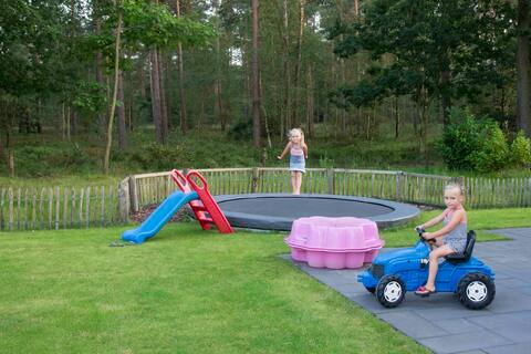 2-6p Child-friendly chalet, on the edge of the forest on park