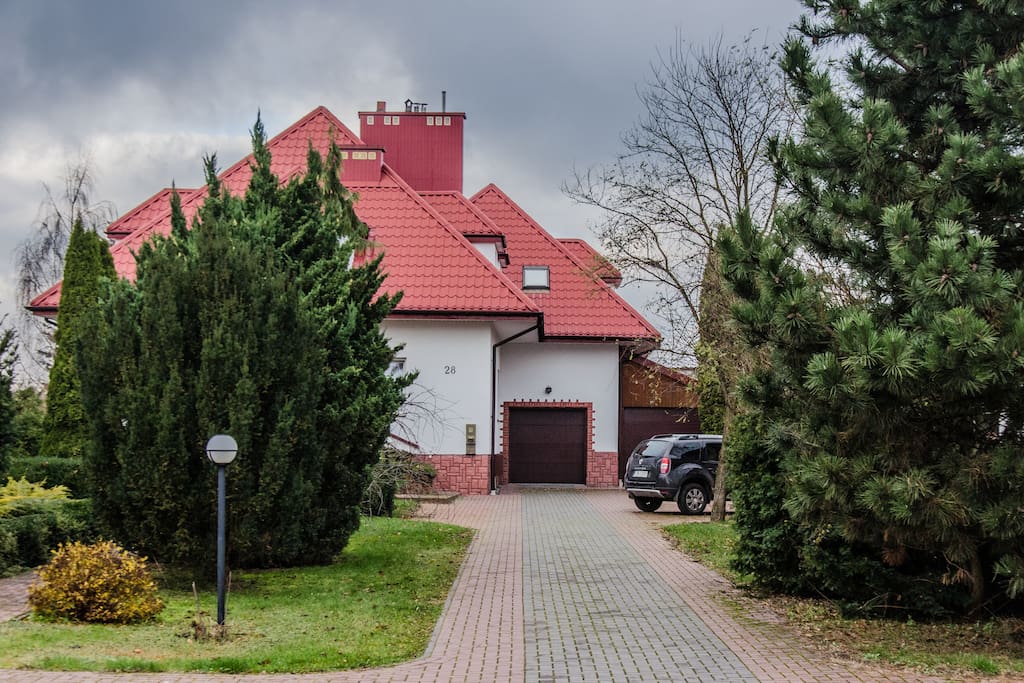 Parking dla gości jest po prawej stronie, przed wjazdem do garażu.
