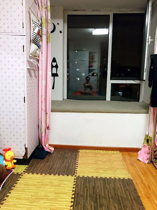 飘窗上的窗户可以安装窗帘