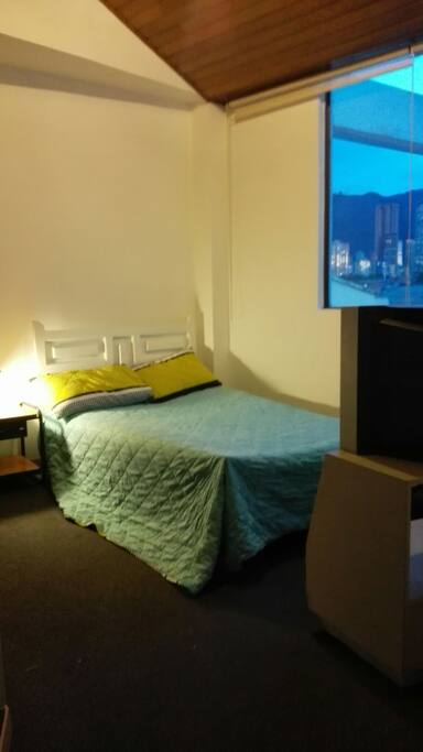 Cuarto disponible con vista al centro de Bogotá.
