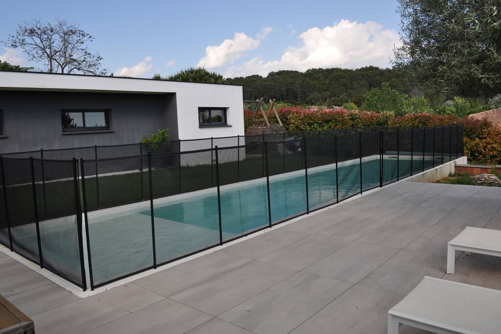 Piscine chauffée et sécurisée