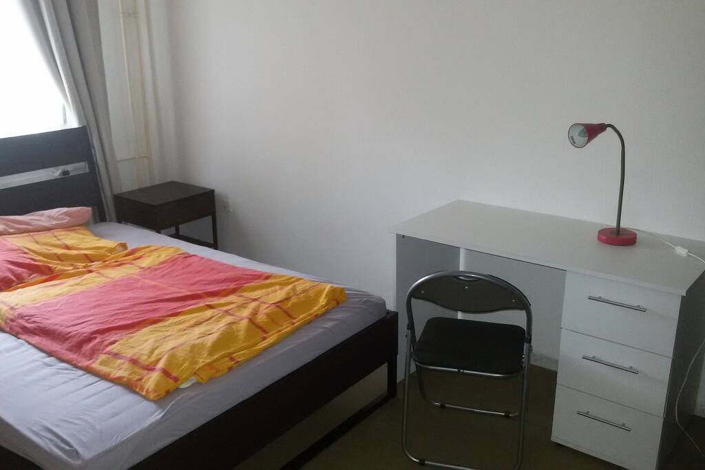 Doppelbett und Schreibtisch