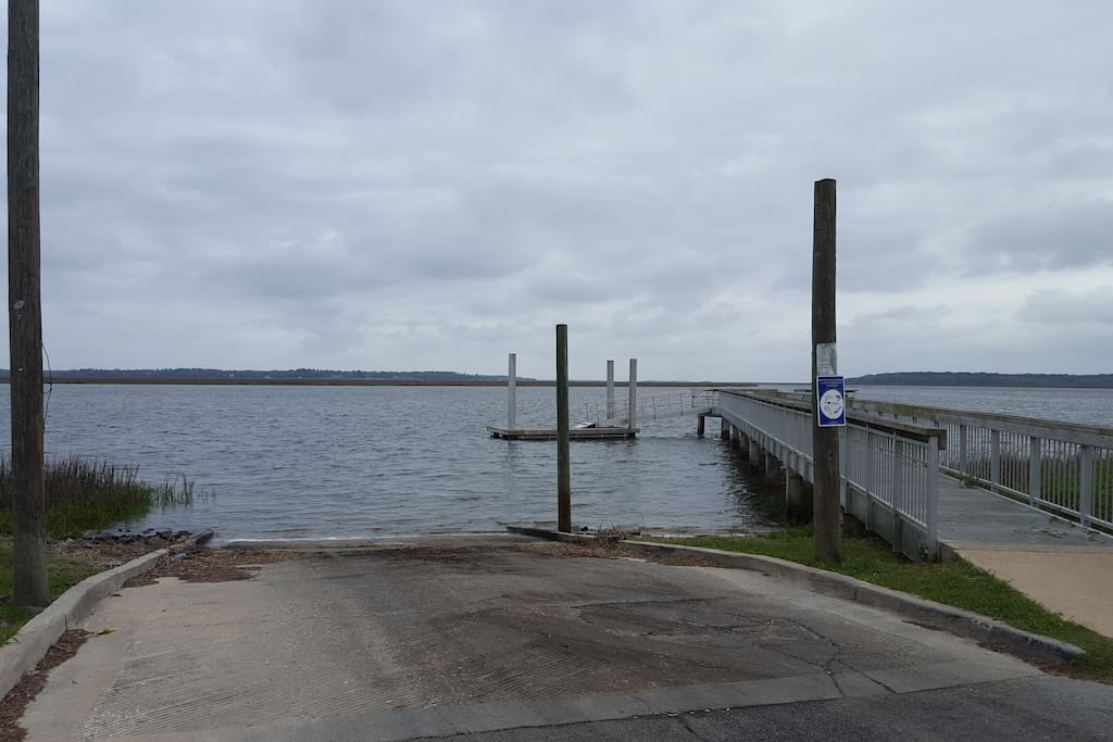 Launch for boats/canoes/kayaks & fishing pier.