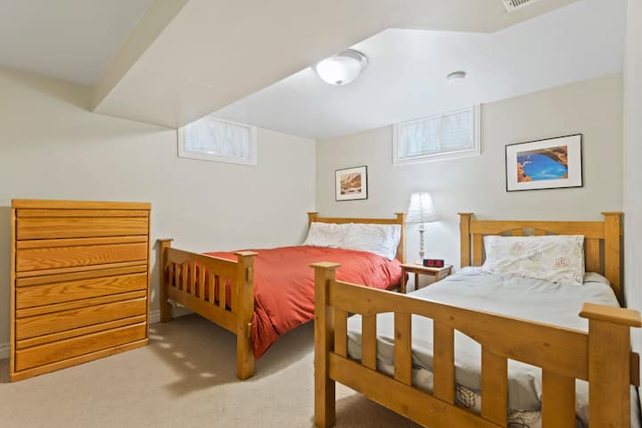 غرفة في الطابق السفلي بسريرين كاملين للمساعدة في استيعاب مجموعة كبيرة.