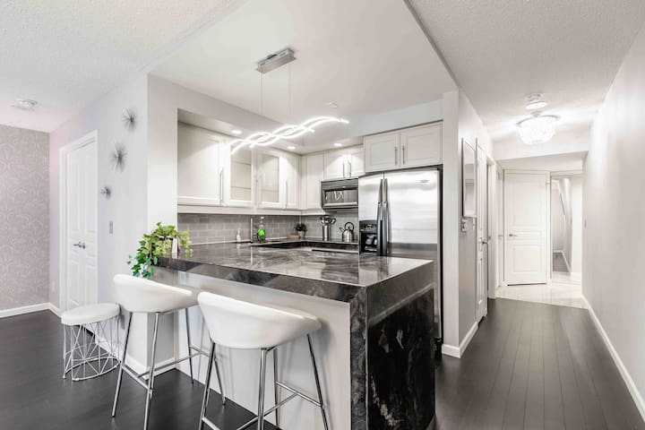 Location & Style 2 BDRM~Gym/Parking/Cable TV