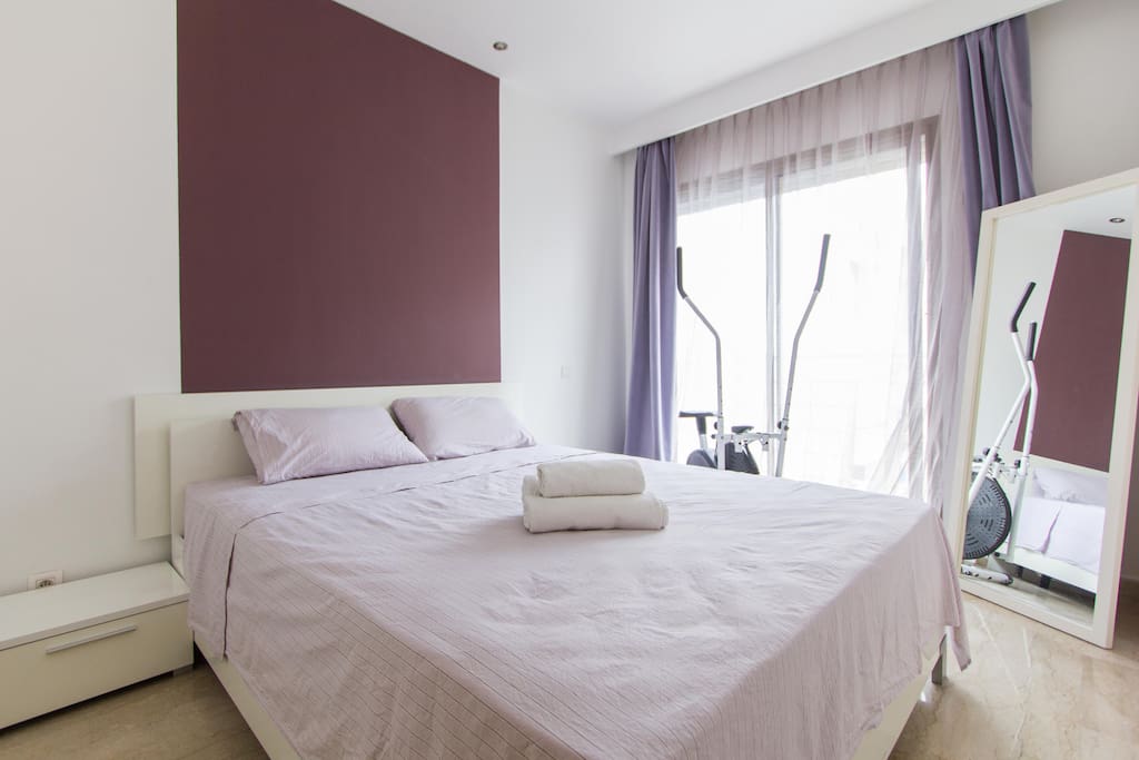 Chambre à couche vaste avec vrai lit : King size