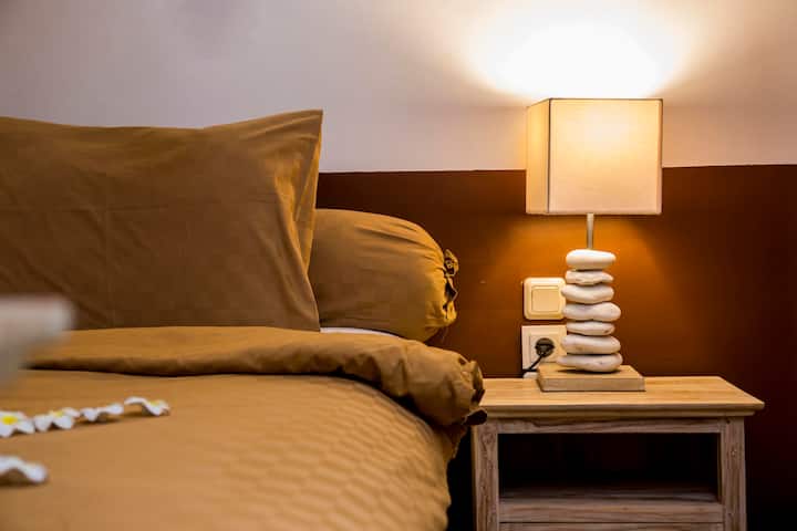 Allumez la lumière de la table de nuit et lisez un peu avant de vous endormir.