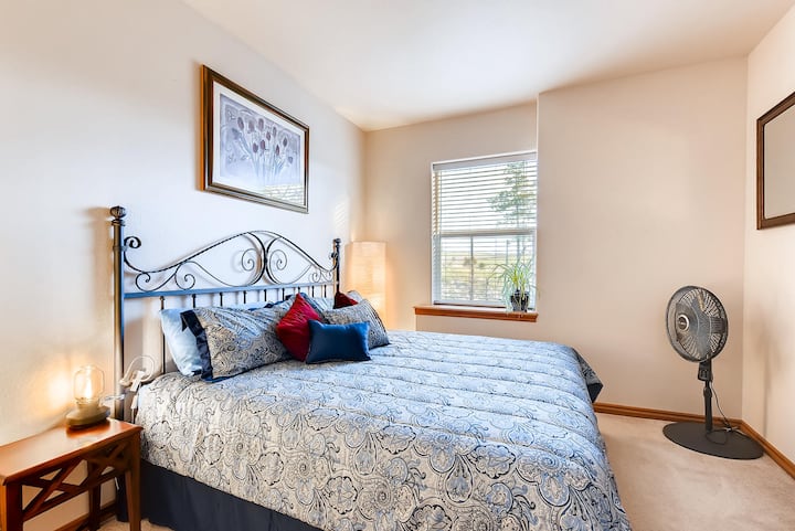 第二间主套房。加大双人床。派克峰景观（ Pikes Peak Views ）。与其他卧室分开。 