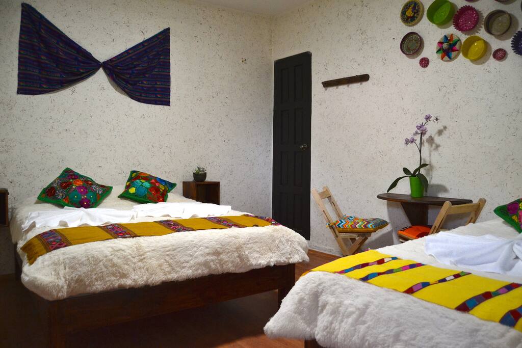 Cama doble y escritorio
