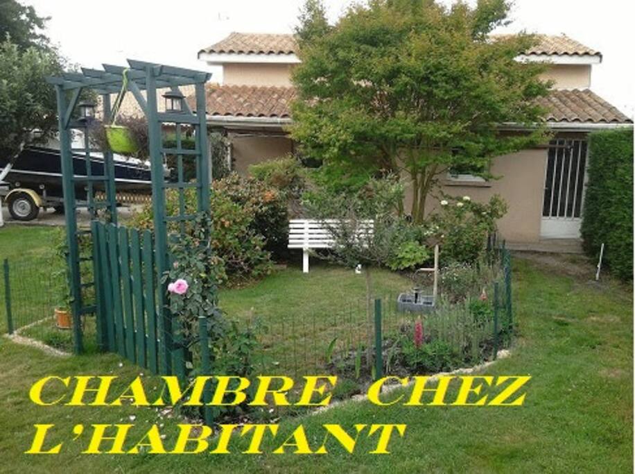 Espace détente,derrière le garage et le studio en partie haute.