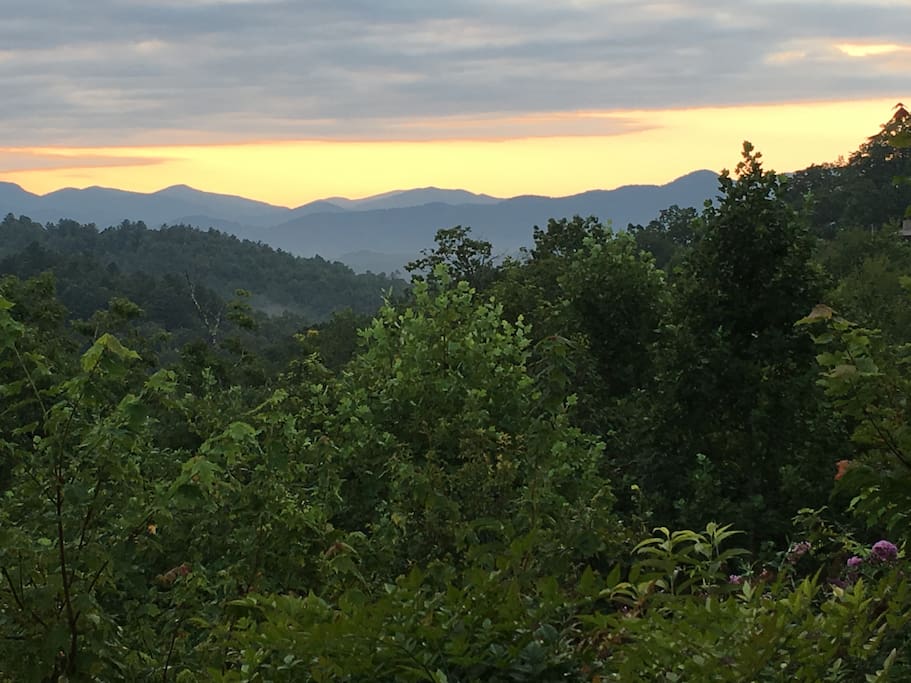 The best sunrise & sunset in the Smokey Mountains.