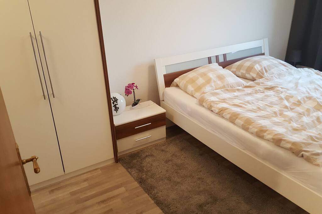 Schlafzimmer mit Doppelbett