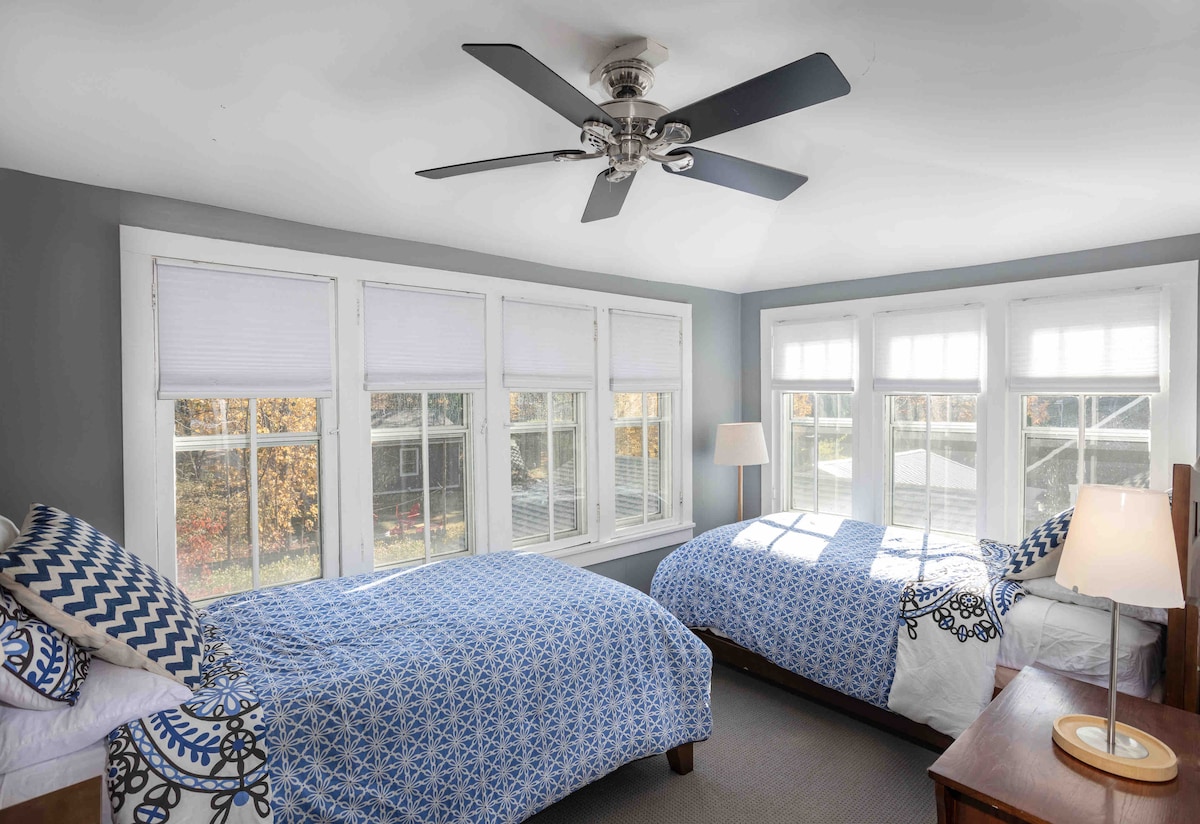 BR 2: Spálňa (2 dvojčatá) pripojená k primárnej spálni s výhľadom do záhrady a má spoločnú kúpeľňu s primárnou spálňou