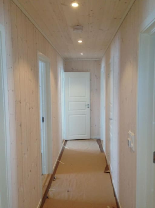 Her er bilde fra gangen. 4 separate soverom med dobbeltsenger (to store to på 120). Bilde er tatt fra konstruksjon av hytta i vinter.