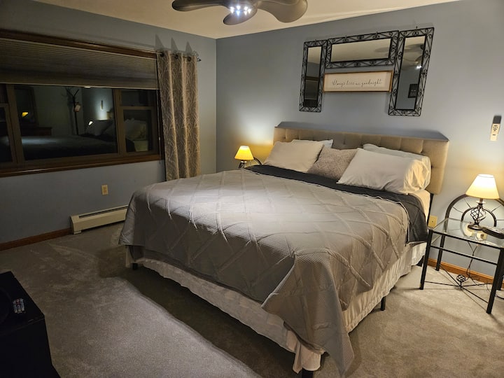 Hauptschlafzimmer mit Kingsize-Bett und eigenem Bad