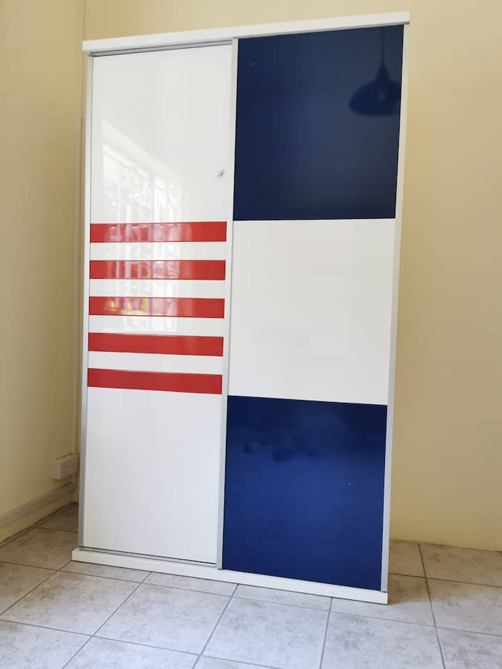 学生舒适房间的橱柜