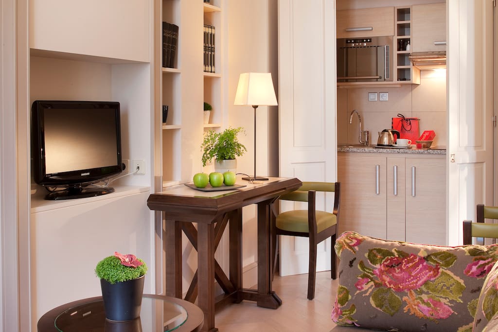 Salon avec cuisine intégrée