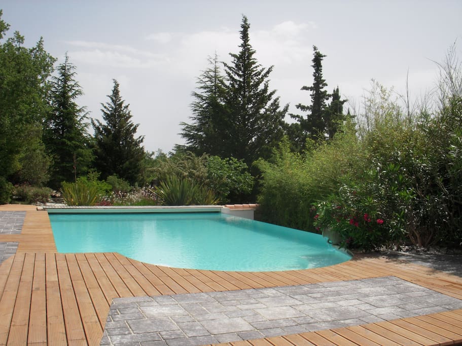 Piscine à débordement