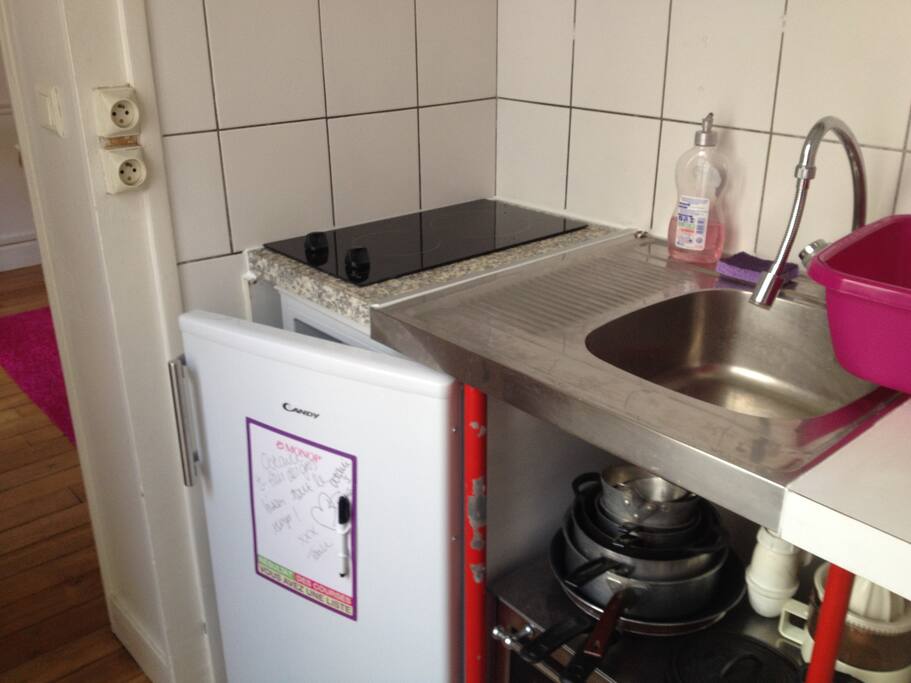Cuisinette avec four/micro-ondes et frigo