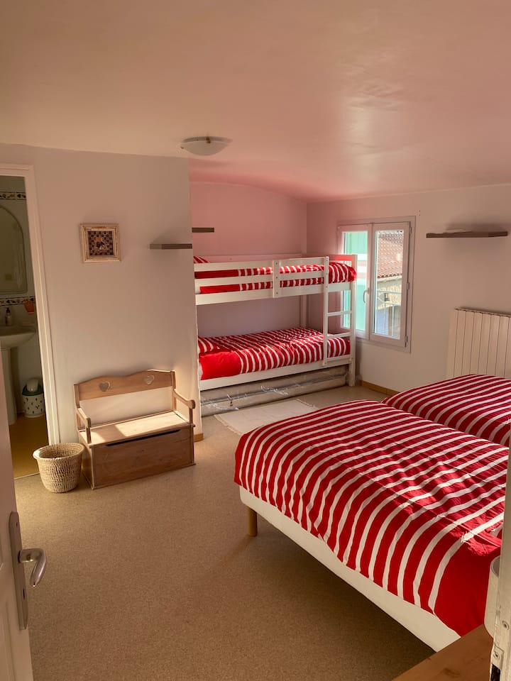 2 lôžka 90 x 200 cm alebo 1 posteľ 180 x 200 cm.  
2 poschodové postele 90 x 190 cm.

4 prikrývky 140 x 200 cm 