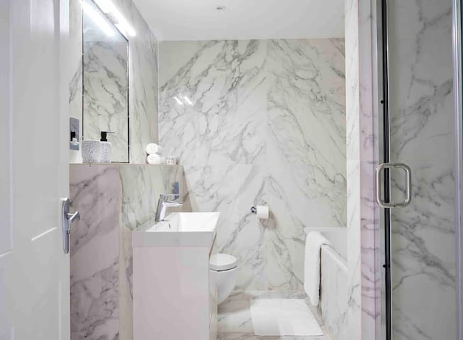 Stunning Marylebone apartment gallery image 4