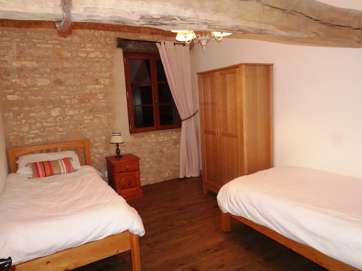 El acogedor dormitorio con dos camas individuales.