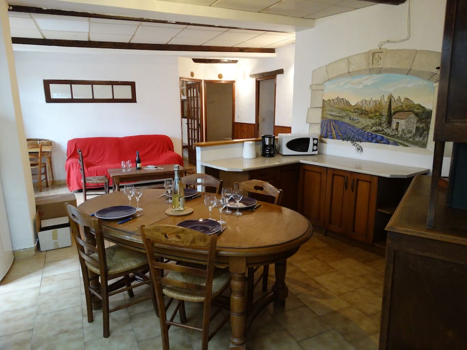 Vue en profondeur avec le coin salon