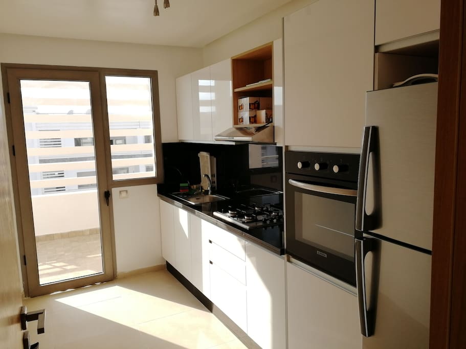 Cuisine entièrement équipée avec plaques four et machine a laver.. Ainsi que ttes ustensiles pour cuisiner de bons plats..